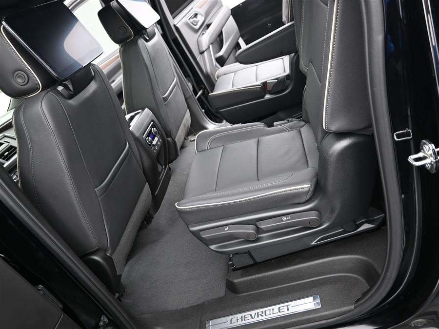 2023 Chevrolet Suburban Premier photo