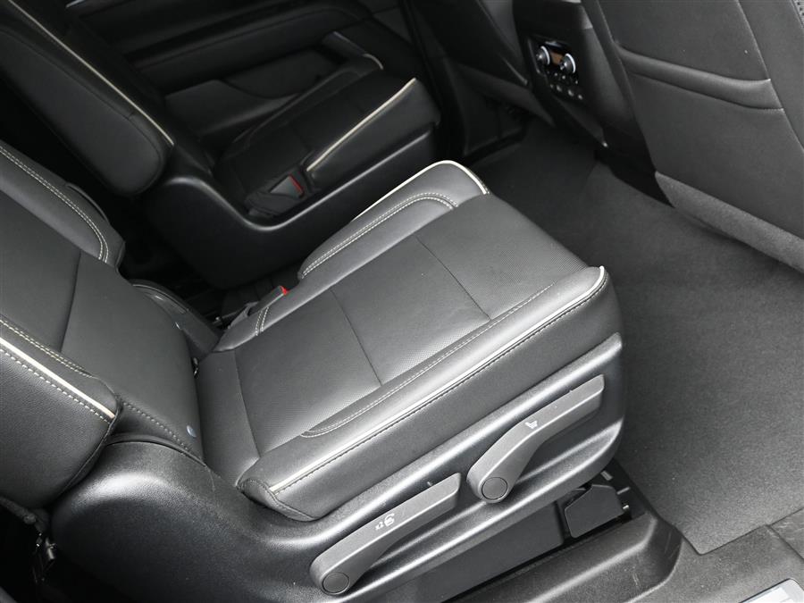 2023 Chevrolet Suburban Premier photo