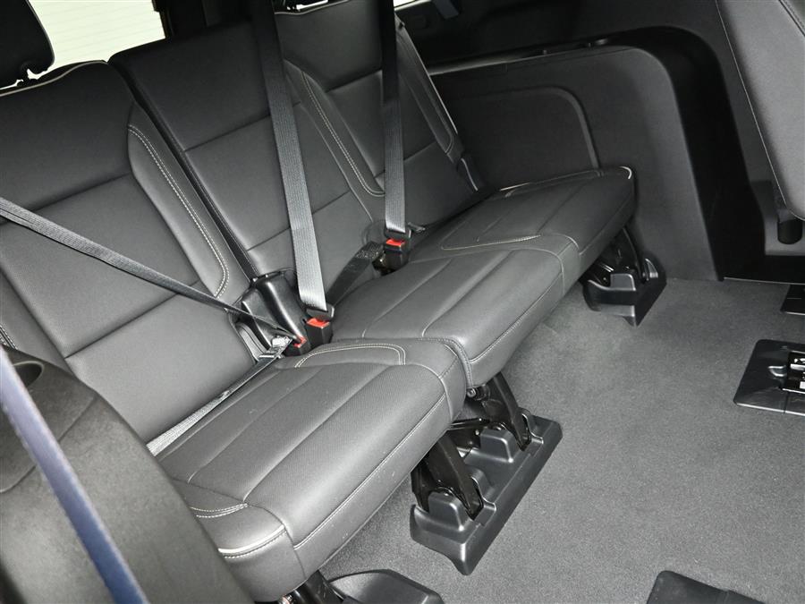 2023 Chevrolet Suburban Premier photo