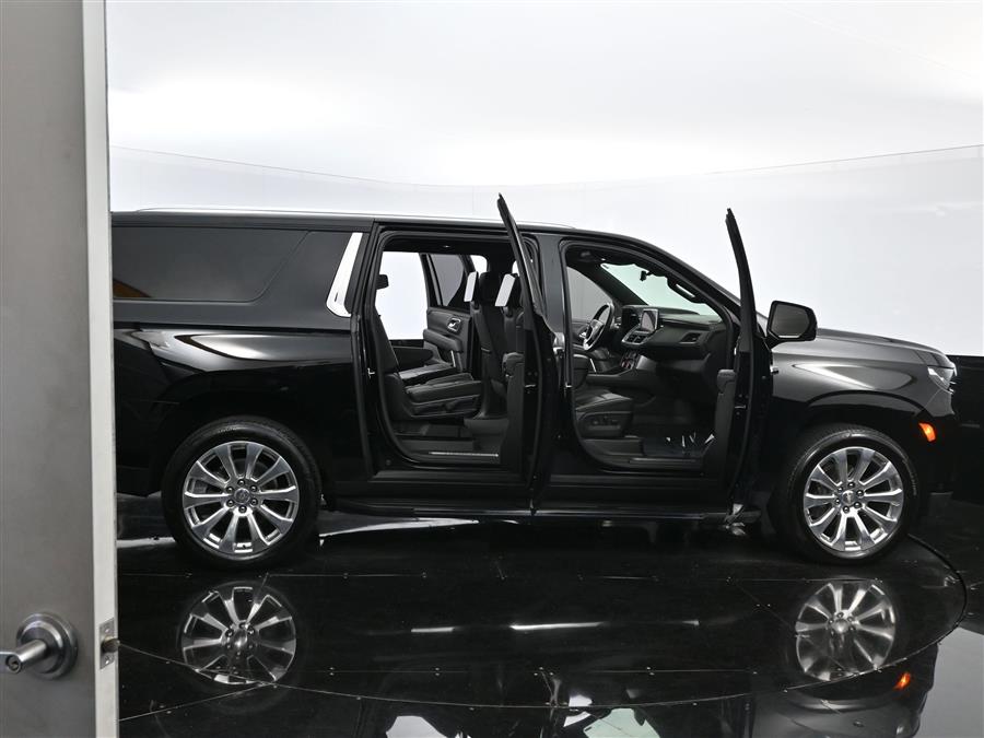 2023 Chevrolet Suburban Premier photo