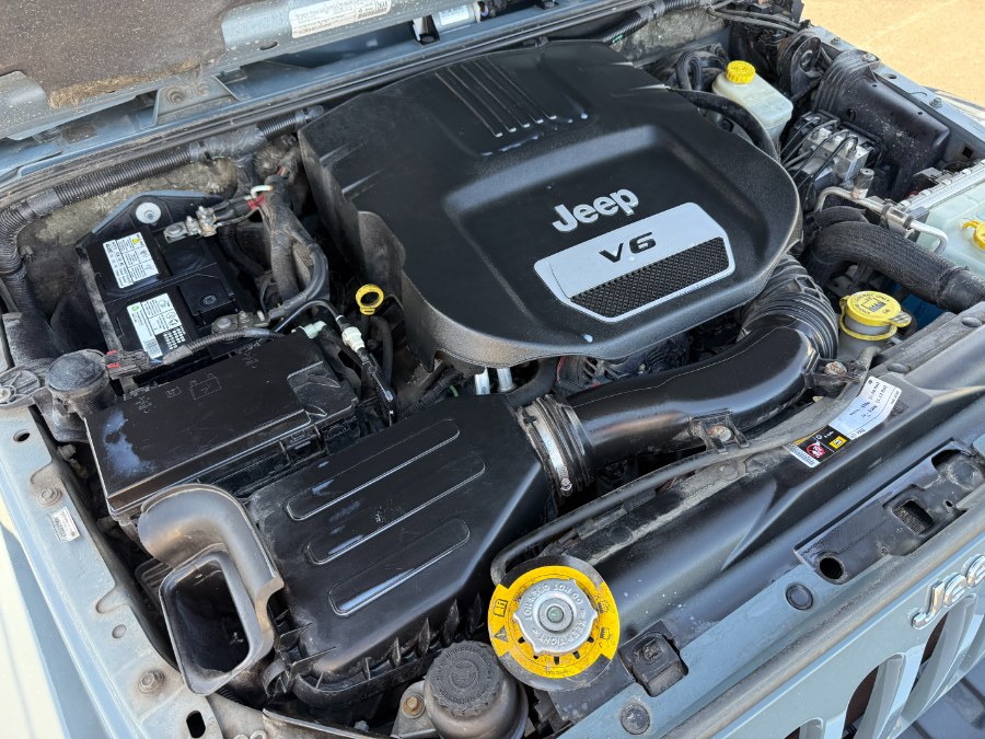 2015 Jeep Wrangler 4WD 2dr Sahara photo