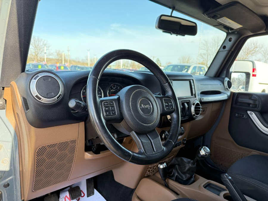 2015 Jeep Wrangler 4WD 2dr Sahara photo