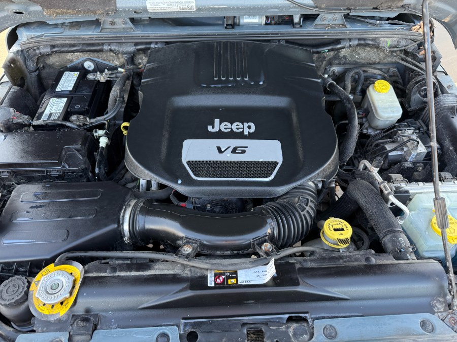 2015 Jeep Wrangler 4WD 2dr Sahara photo