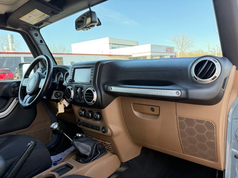 2015 Jeep Wrangler 4WD 2dr Sahara photo