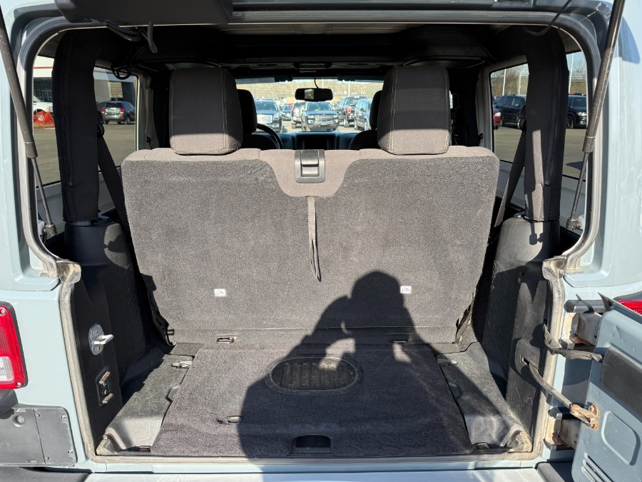 2015 Jeep Wrangler 4WD 2dr Sahara photo