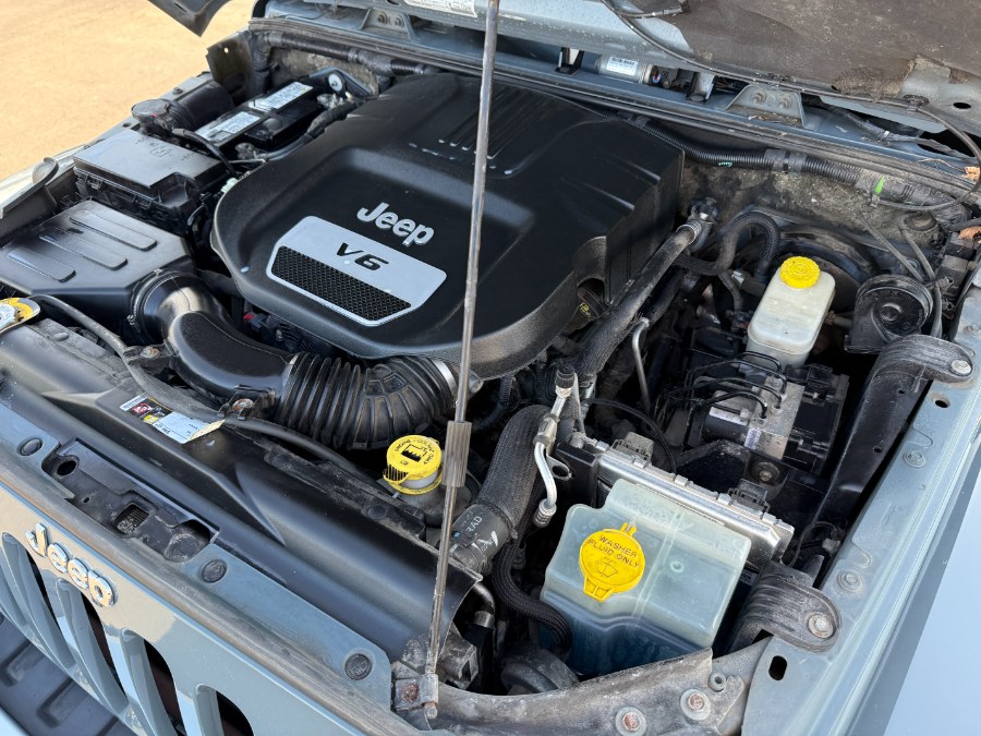 2015 Jeep Wrangler 4WD 2dr Sahara photo