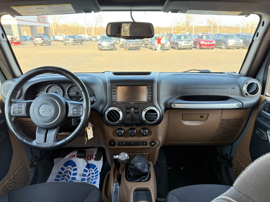 2015 Jeep Wrangler 4WD 2dr Sahara photo