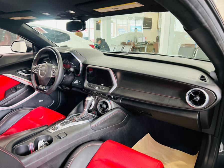 2018 Chevrolet Camaro 2dr Cpe 2LT photo