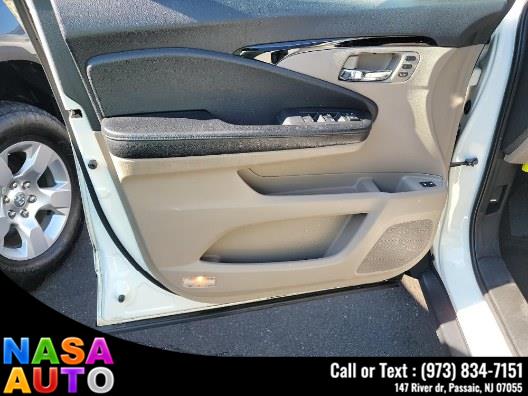 2016 Honda Pilot AWD 4dr Touring w/RES & Navi photo