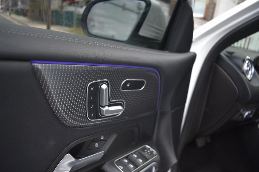2021 Mercedes-Benz GLB 250 photo