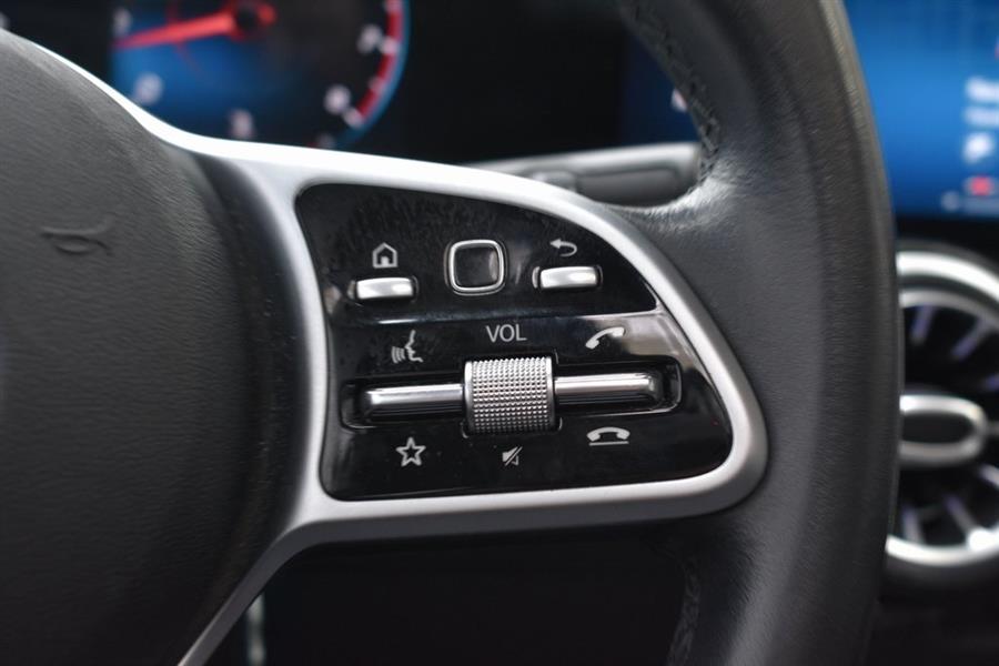 2021 Mercedes-Benz GLB 250 photo