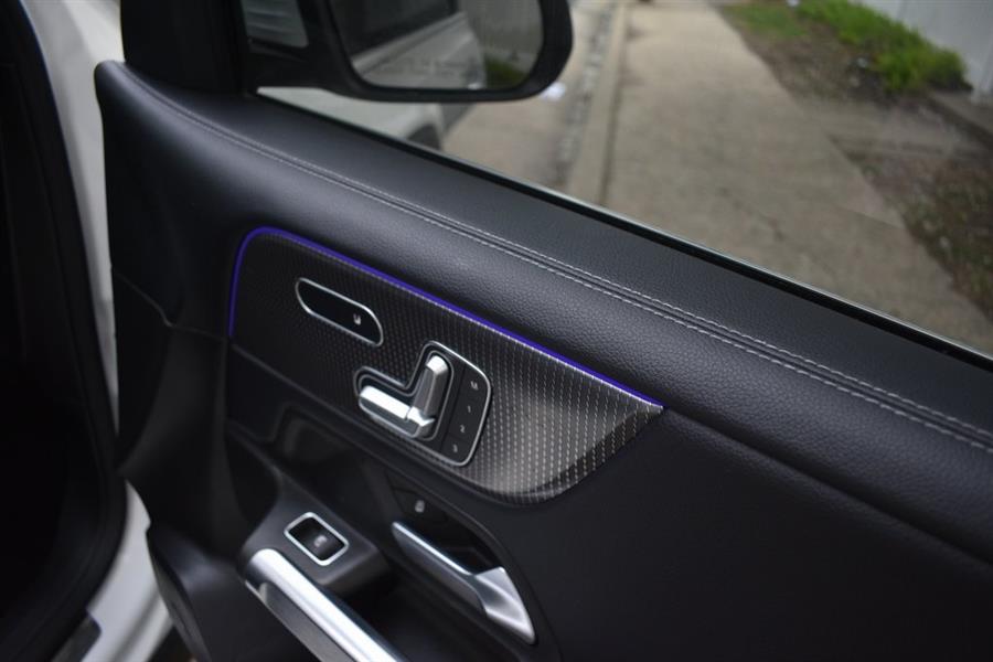 2021 Mercedes-Benz GLB 250 photo