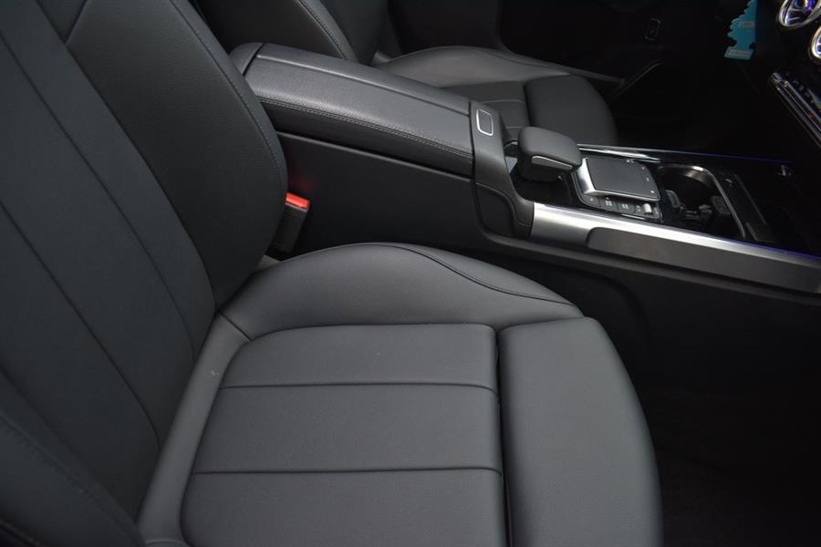 2021 Mercedes-Benz GLB 250 photo
