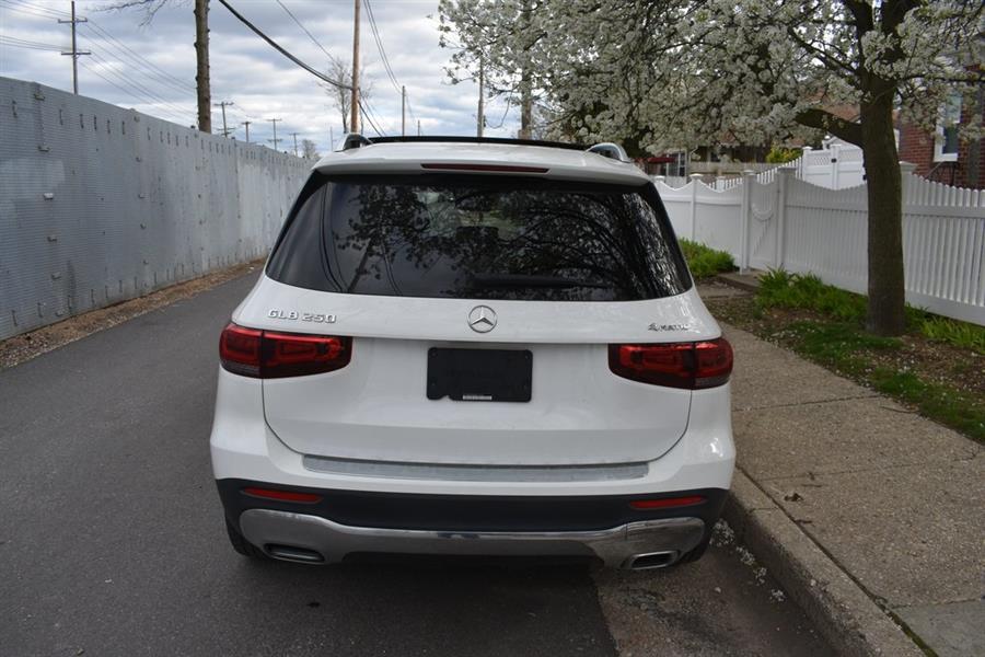 2021 Mercedes-Benz GLB 250 photo