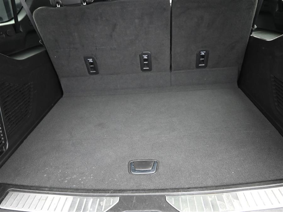 2023 Chevrolet Suburban Premier photo