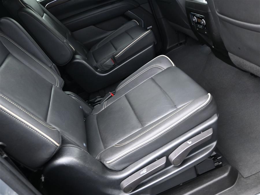 2023 Chevrolet Suburban Premier photo