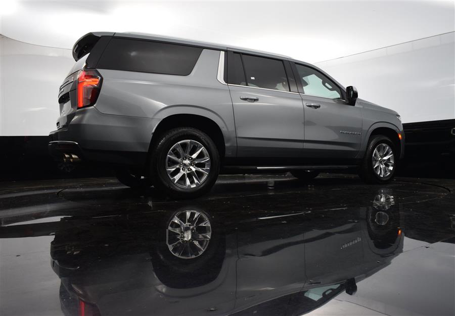 2023 Chevrolet Suburban Premier photo