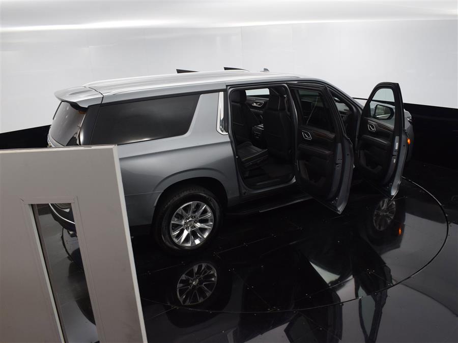 2023 Chevrolet Suburban Premier photo