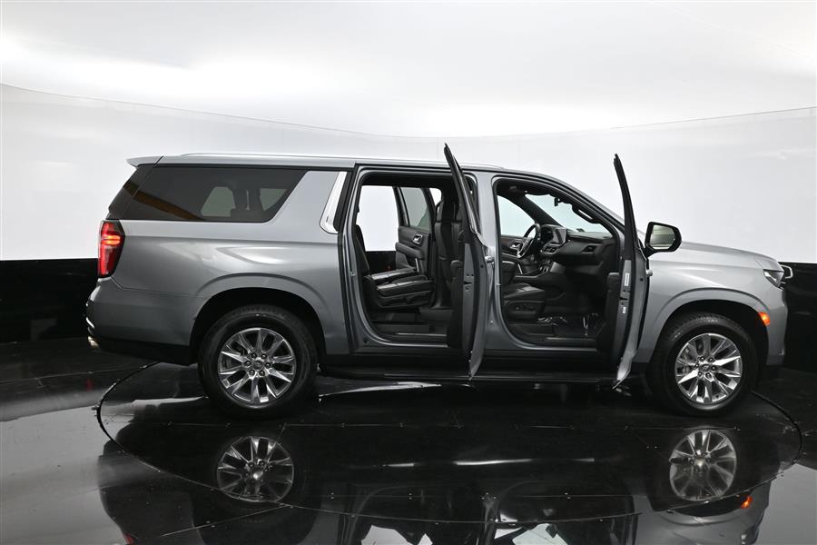 2023 Chevrolet Suburban Premier photo