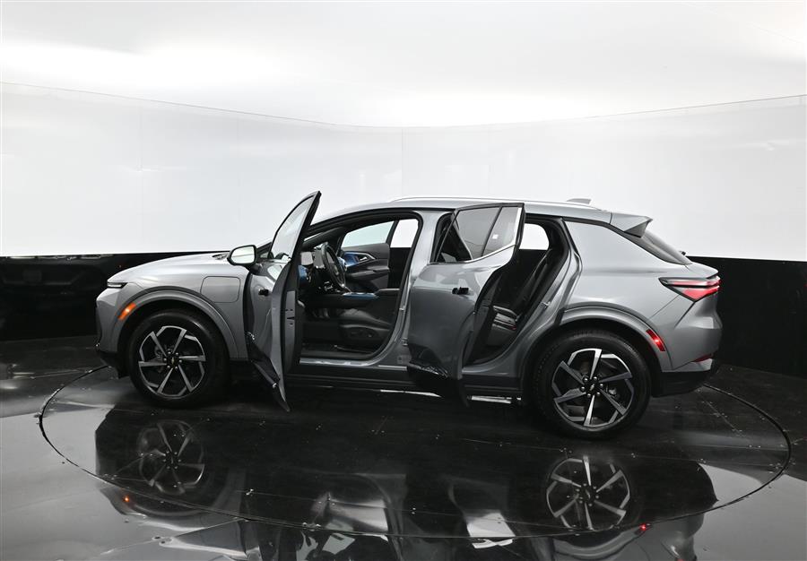 2025 Chevrolet Equinox EV LT photo
