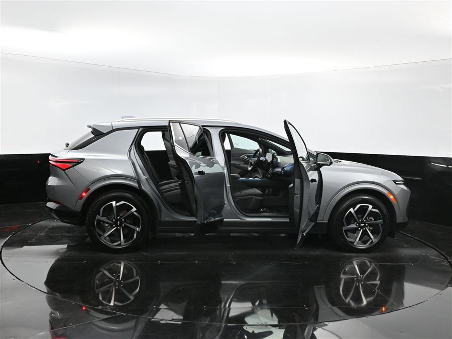 2025 Chevrolet Equinox EV LT photo