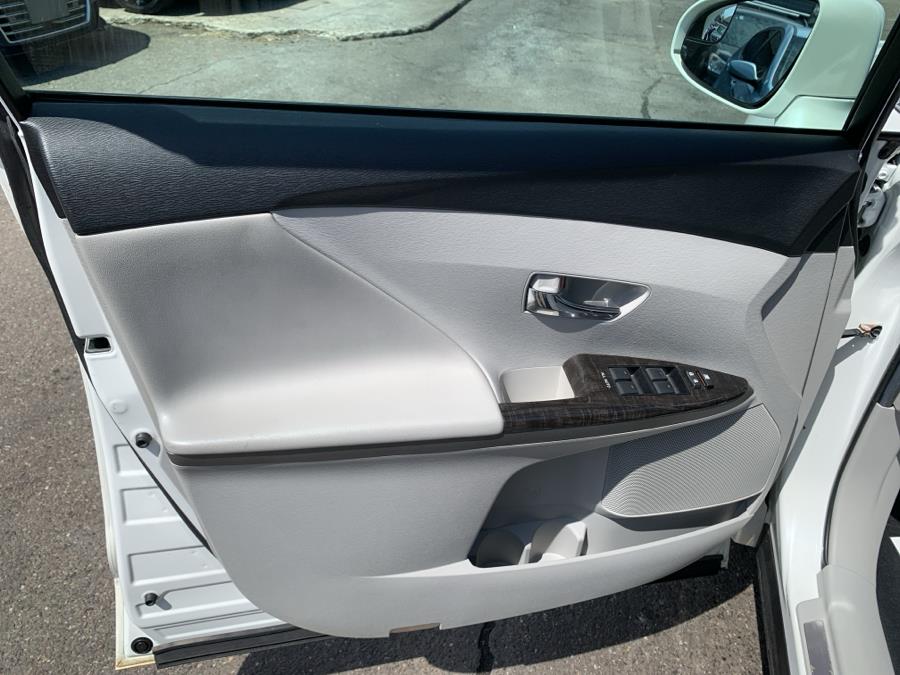 2013 Toyota Venza LE photo