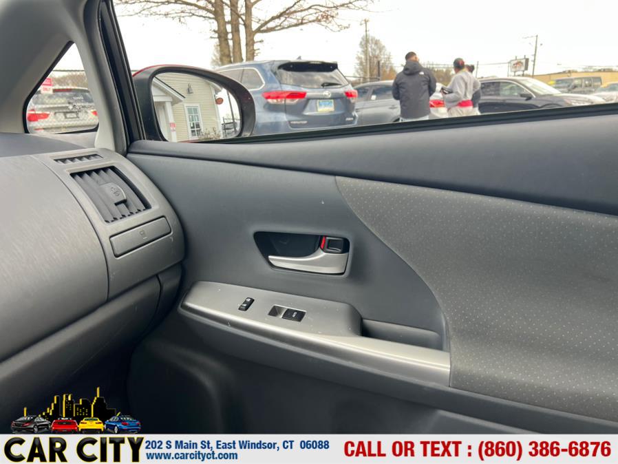 2013 Toyota Prius v Two photo