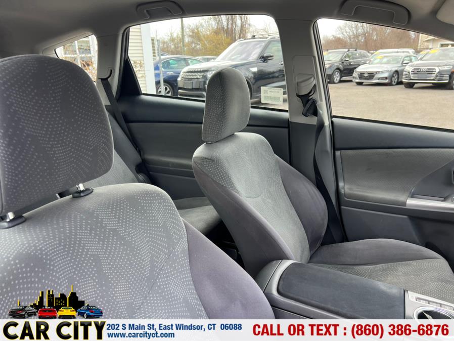 2013 Toyota Prius v Two photo