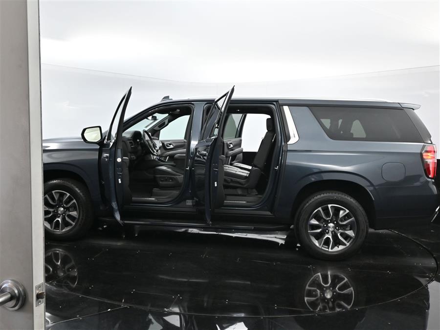 2021 Chevrolet Suburban LT photo