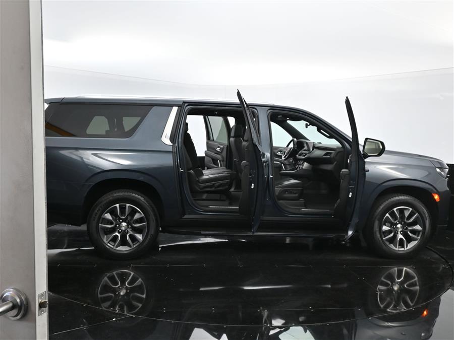 2021 Chevrolet Suburban LT photo