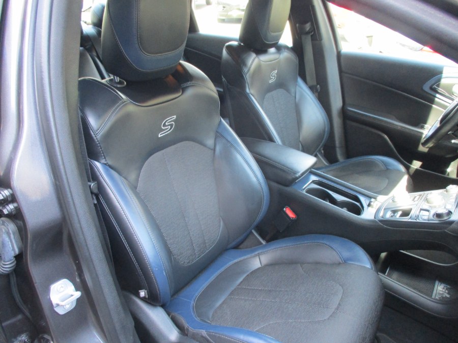 2015 Chrysler 200 S photo