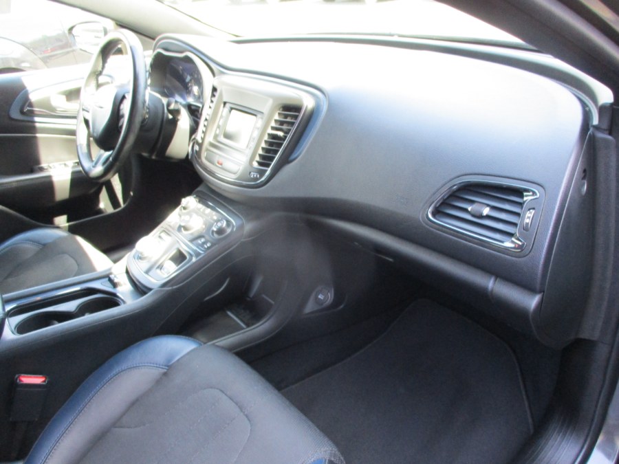 2015 Chrysler 200 S photo