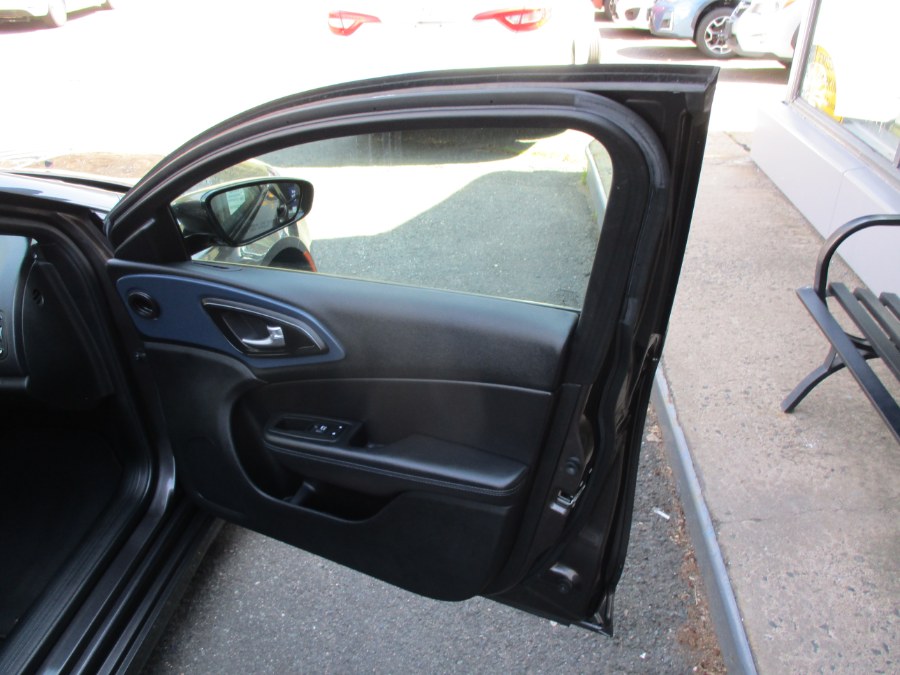 2015 Chrysler 200 S photo