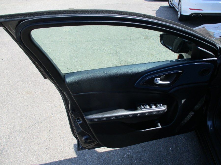 2015 Chrysler 200 S photo