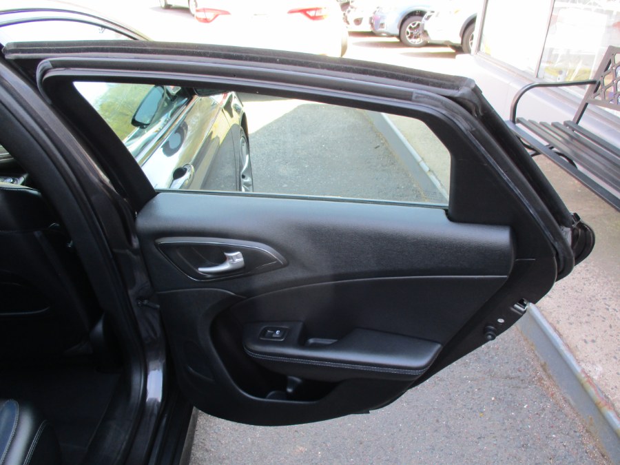 2015 Chrysler 200 S photo