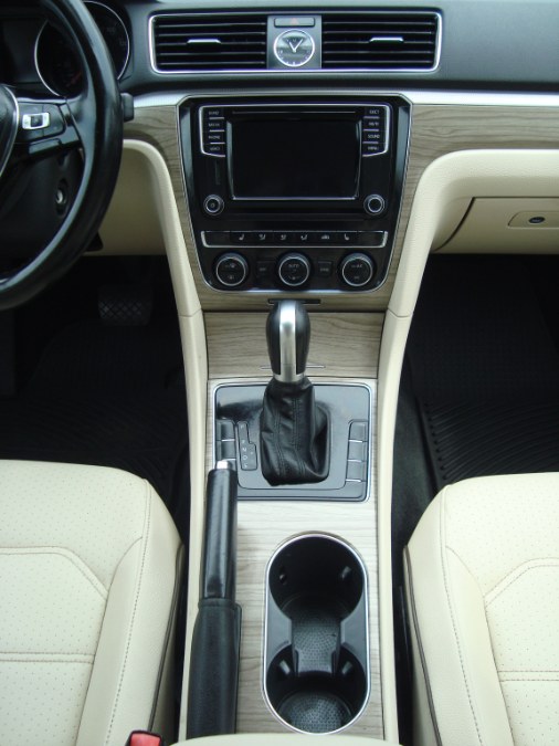 2016 Volkswagen Passat 4dr Sdn 1.8T Auto SE PZEV photo