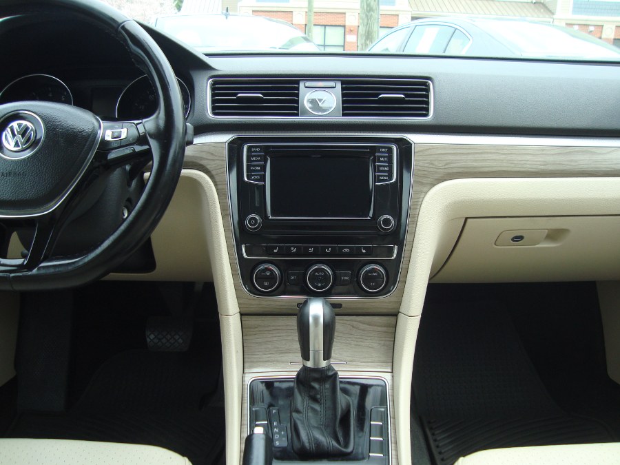 2016 Volkswagen Passat 4dr Sdn 1.8T Auto SE PZEV photo