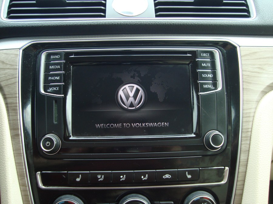2016 Volkswagen Passat 4dr Sdn 1.8T Auto SE PZEV photo