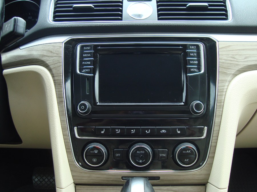 2016 Volkswagen Passat 4dr Sdn 1.8T Auto SE PZEV photo