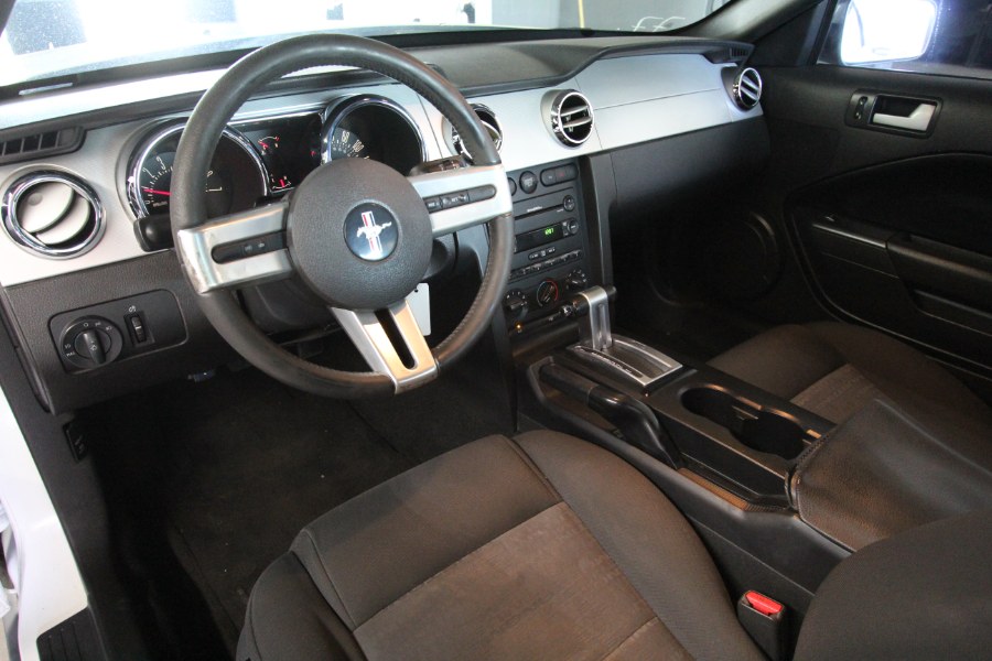 2007 Ford Mustang V6 Deluxe photo