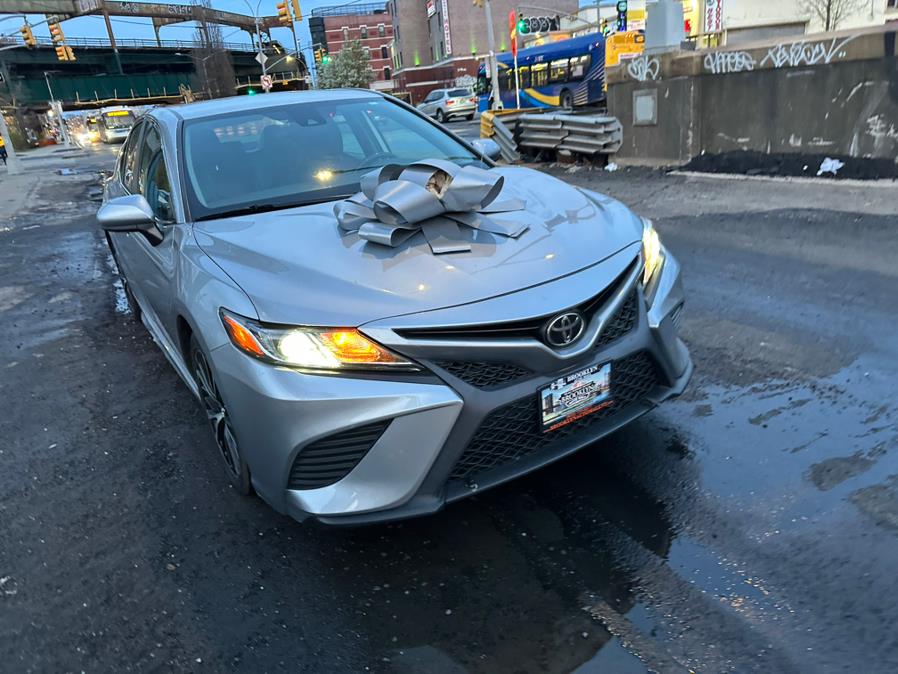 2020 Toyota Camry SE Nightshade Auto (Natl) photo