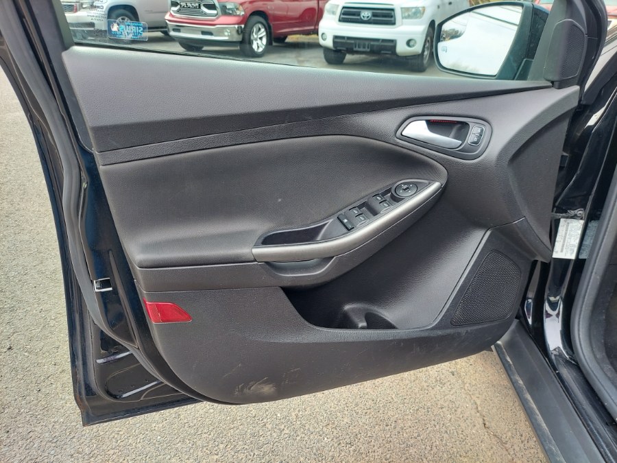 2016 Ford Focus 4dr Sdn SE photo