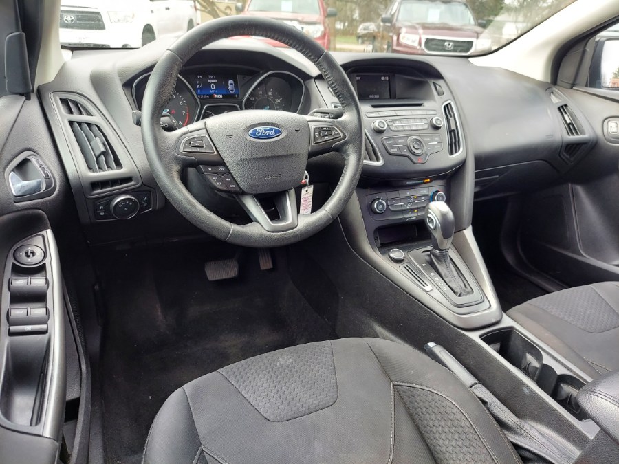2016 Ford Focus 4dr Sdn SE photo