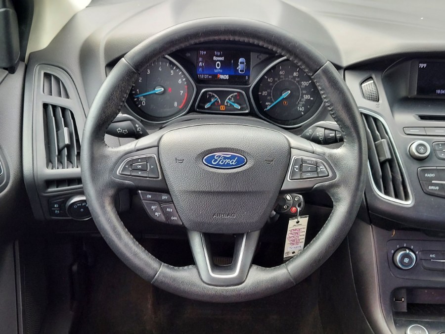 2016 Ford Focus 4dr Sdn SE photo