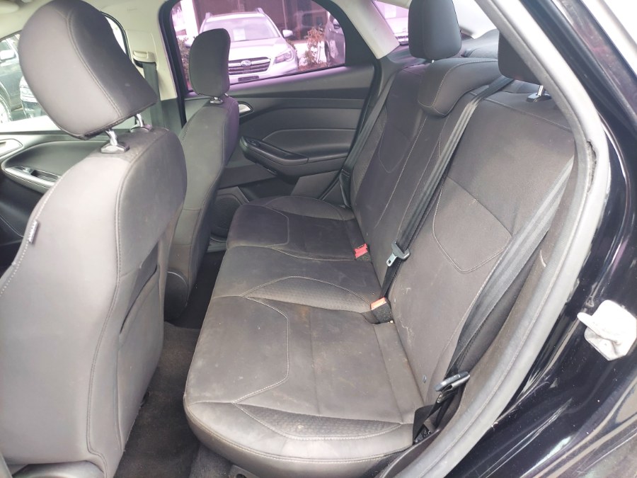 2016 Ford Focus 4dr Sdn SE photo