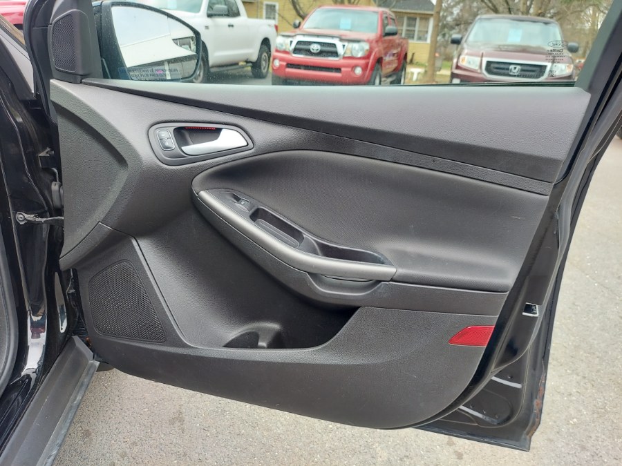 2016 Ford Focus 4dr Sdn SE photo