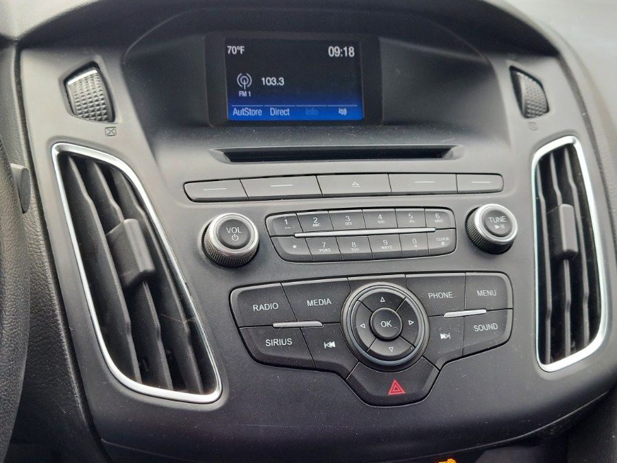 2016 Ford Focus 4dr Sdn SE photo