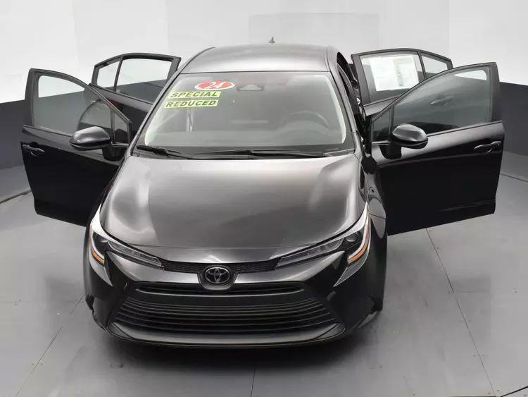 2024 Toyota Corolla LE Sedan 4D photo