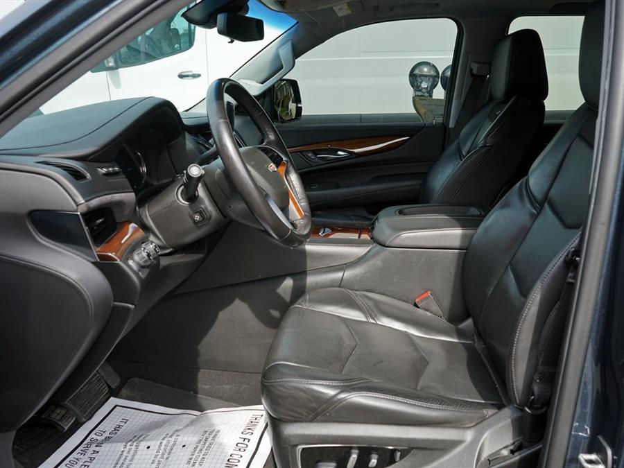2019 Cadillac Escalade Luxury photo