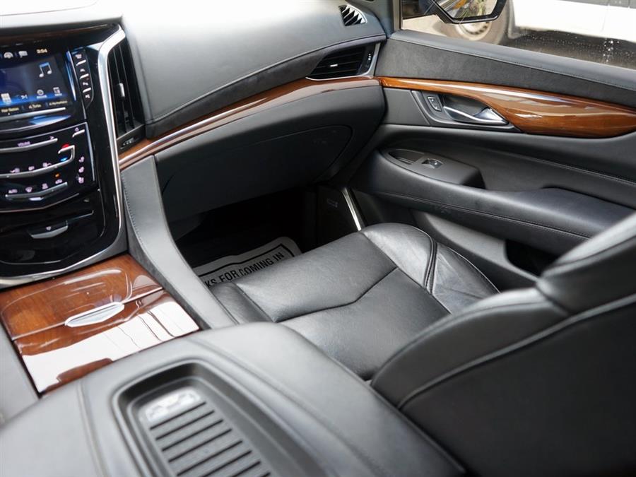 2019 Cadillac Escalade Luxury photo